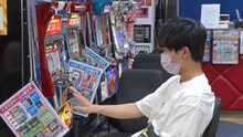 スロットゲームで遊ぶ鈴木福。(c)フジテレビ