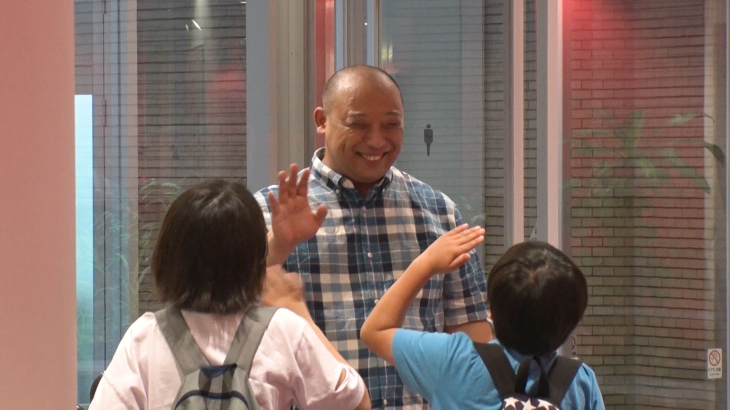 鈴木福の人生を体験し、子役たちに挨拶するトム・ブラウンみちお。(c)フジテレビ