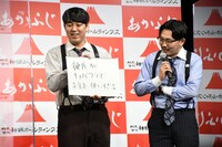 あかふじまいの悩みを予想するオズワルド畠中（左）。