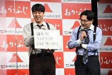 あかふじまいの悩みを予想するオズワルド畠中（左）。