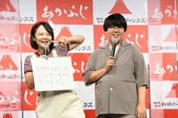 愛嬌を振りまくあかふじまい（左）。