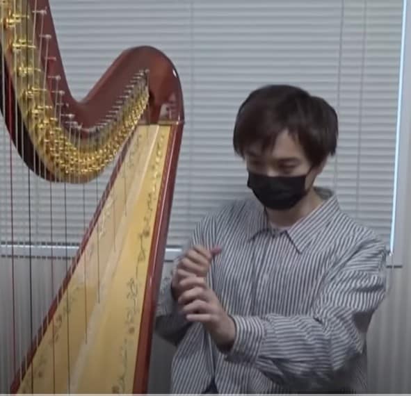 グランドハープの扱いに苦戦するザ・ギース高佐。