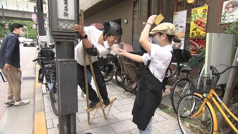 新技“竹馬試食”を繰り出すパンサー尾形。
