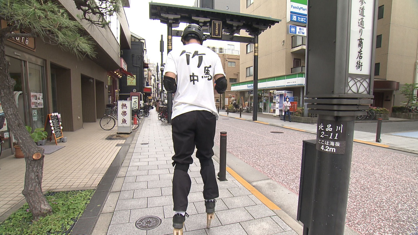 「パンサー尾形の竹馬散歩」より。