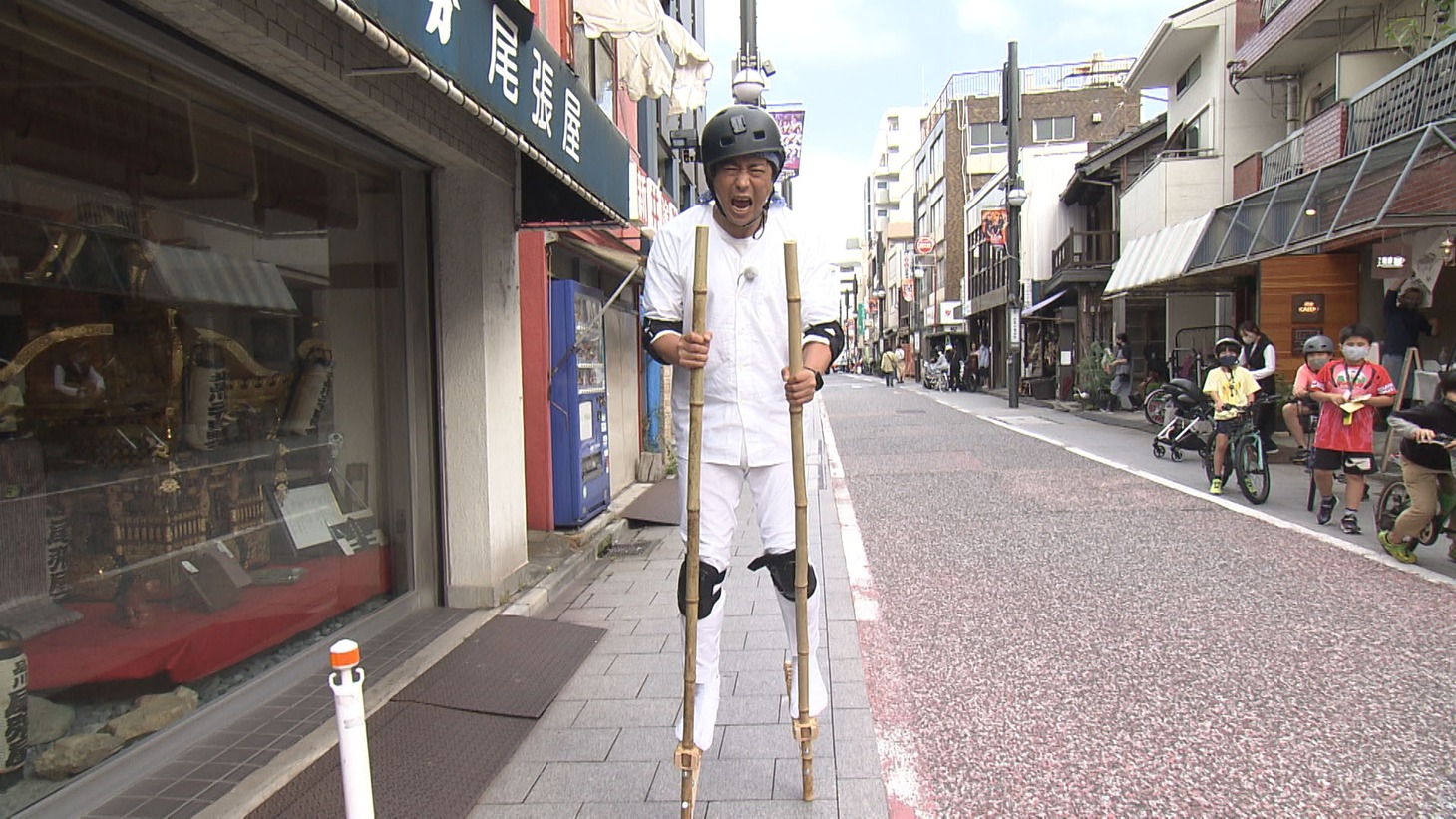「パンサー尾形の竹馬散歩」より。