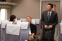 左から、岡崎紗絵、ハナコ岡部、チョコレートプラネット長田。(c)フジテレビ