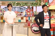 明石家さんま、藤本万梨乃アナ（左）。(c)フジテレビ