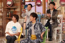 前列左から、ネプチューン堀内、陣内智則と、ナイツ（後列）。(c)フジテレビ