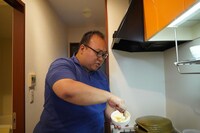 前日に作っておいたカスタードをまぜる大鶴肥満。（撮影：檜原洋平）