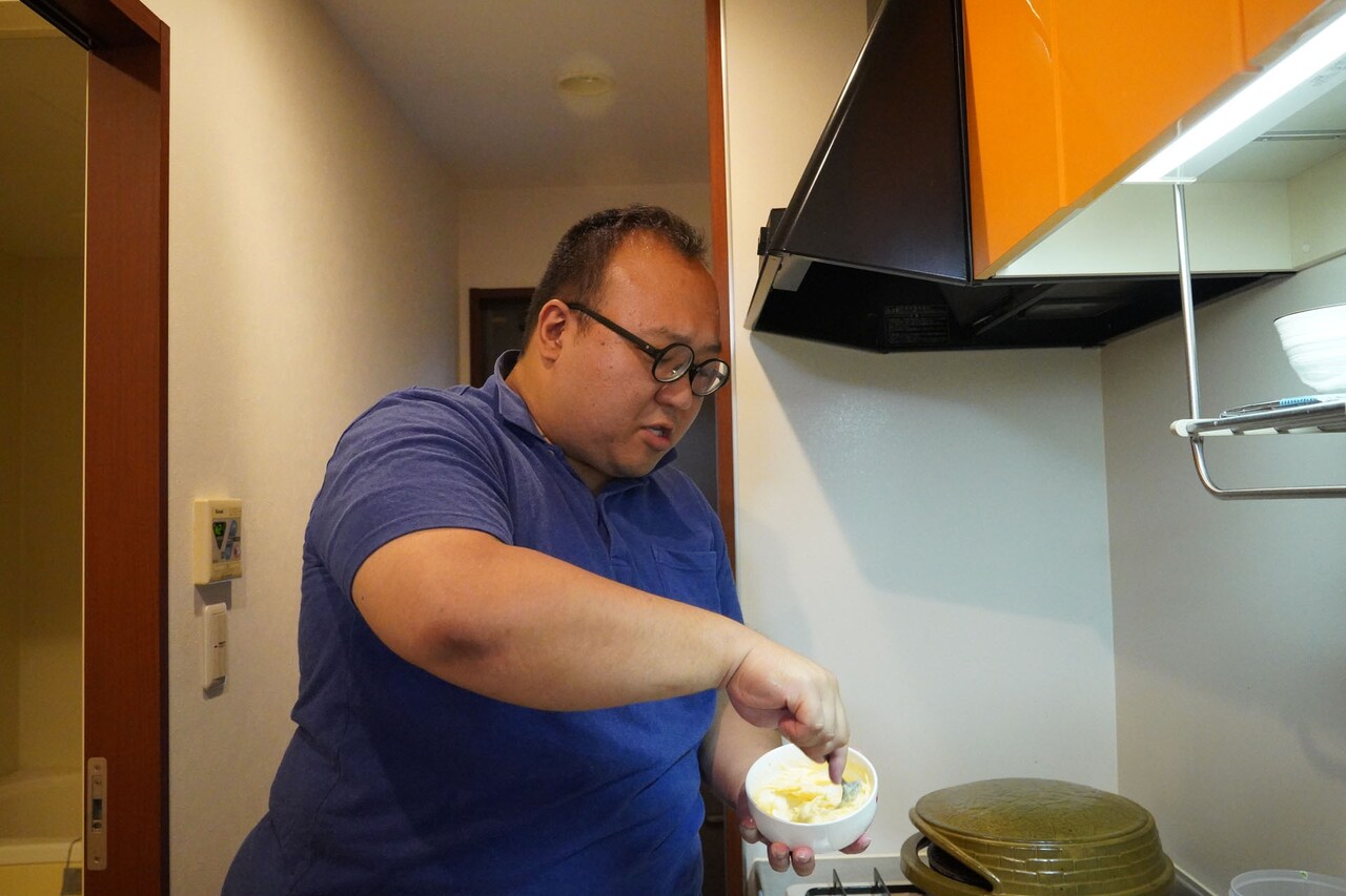 前日に作っておいたカスタードをまぜる大鶴肥満。（撮影：檜原洋平）