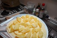 焼く前のカスタードアップルピザ。（撮影：檜原洋平）