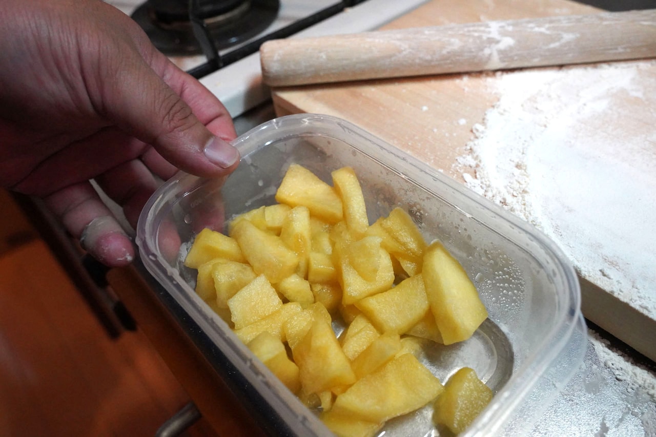 前日に仕込んでおいたりんご。（撮影：檜原洋平）