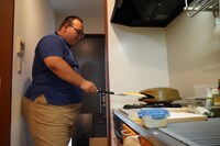 熱したピザ窯にピザを投入する大鶴肥満。（撮影：檜原洋平）