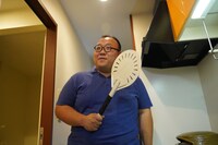 ピザシャベルを買ってピザが数倍おいしくなったと熱弁する大鶴肥満。（撮影：檜原洋平）