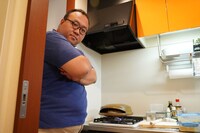 ピザを焼いている最中の大鶴肥満。（撮影：檜原洋平）