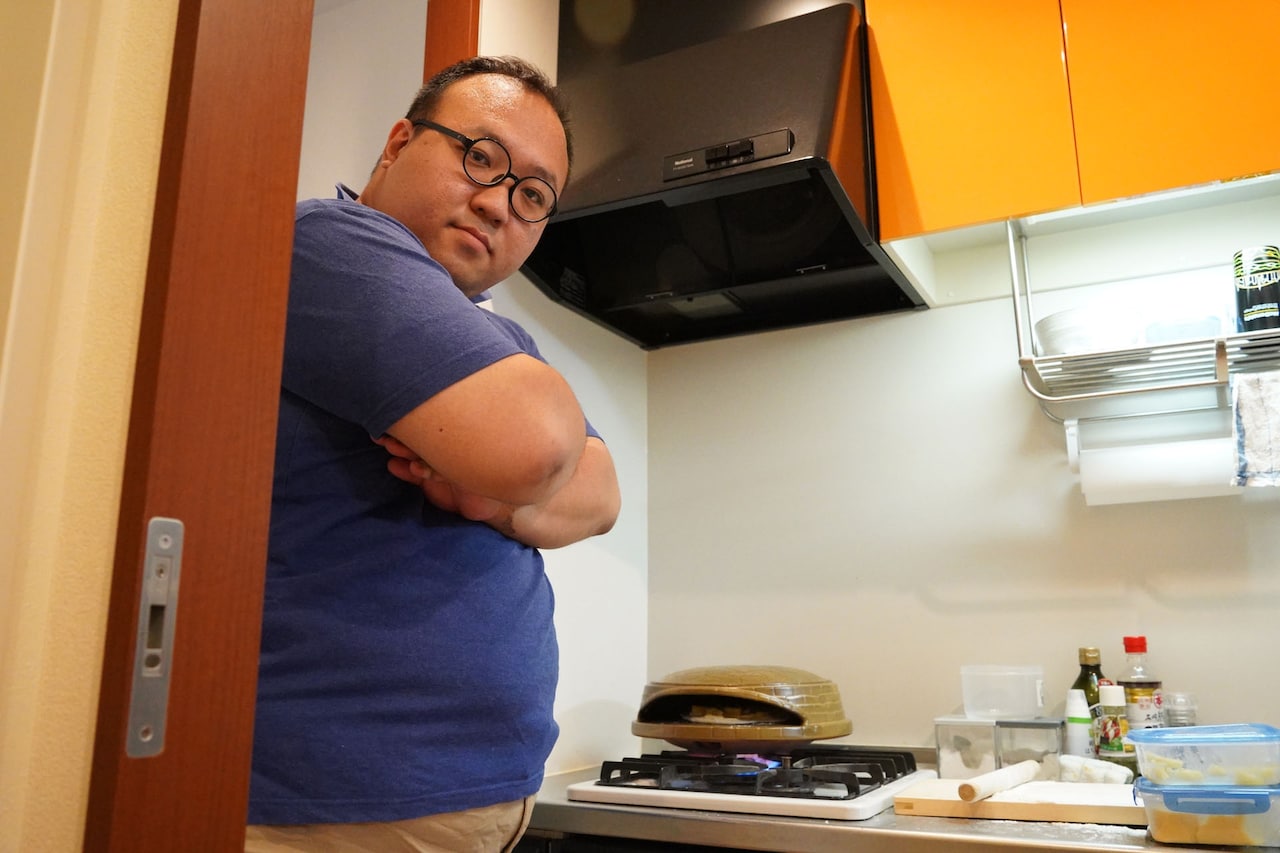 ピザを焼いている最中の大鶴肥満。（撮影：檜原洋平）