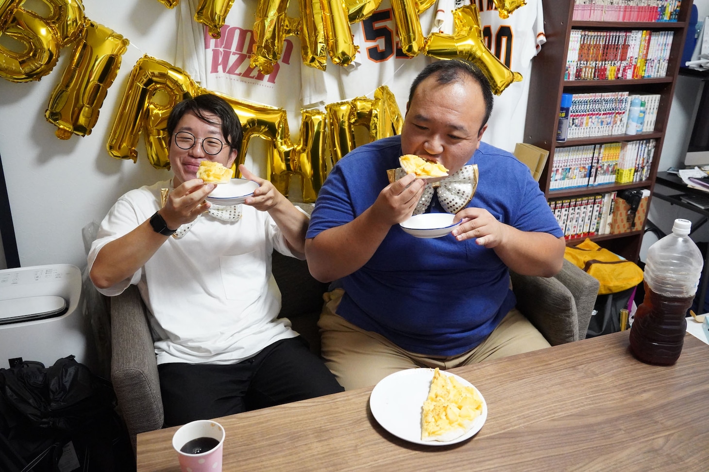 カスタードアップルピザの味に笑顔の檜原さん（左）。
