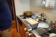 新居のキッチンはピザ作りに適した広さ。（撮影：檜原洋平）