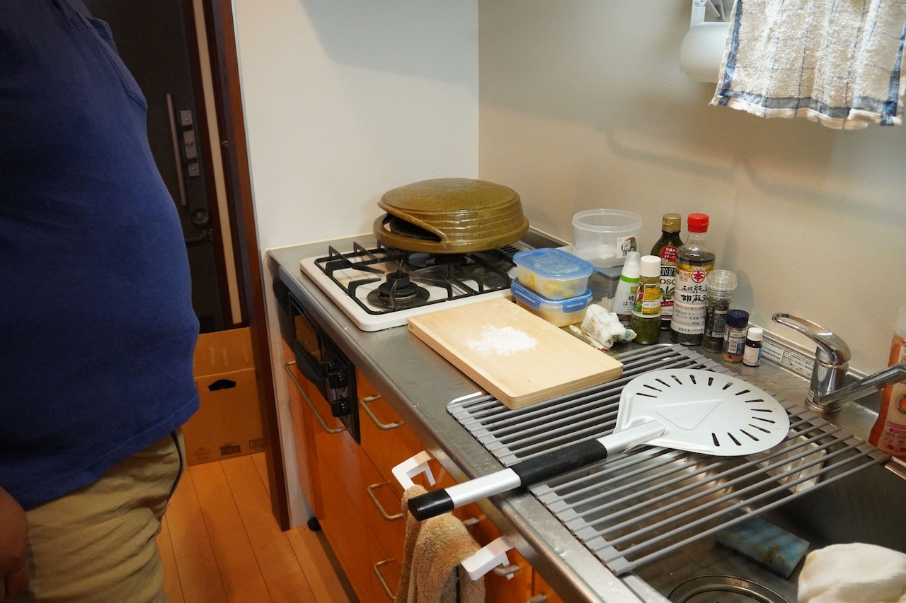 新居のキッチンはピザ作りに適した広さ。（撮影：檜原洋平）