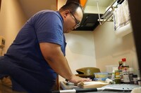 ピザ作りに取りかかる大鶴肥満。（撮影：檜原洋平）