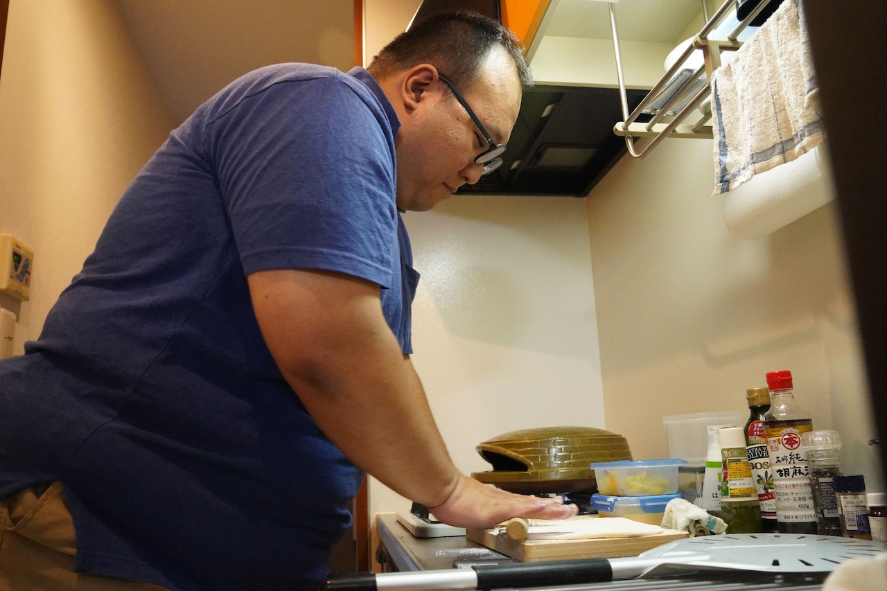 ピザ作りに取りかかる大鶴肥満。（撮影：檜原洋平）