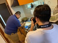 ピザ作り中の大鶴肥満さんを撮影する檜原洋平さん。