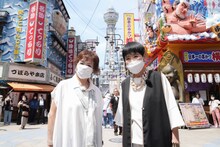 上沼恵美子（左）と和田アキ子（右）。(c)NHK