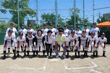 高校女子硬式野球部をマネージャーとしても手伝うバナナマン日村。