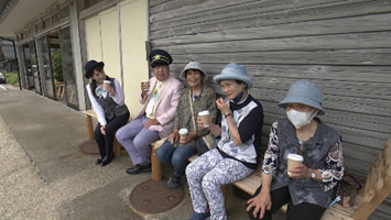 お年寄りたちと和むバナナマン日村。