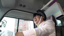 ひむバス運転手のバナナマン日村。