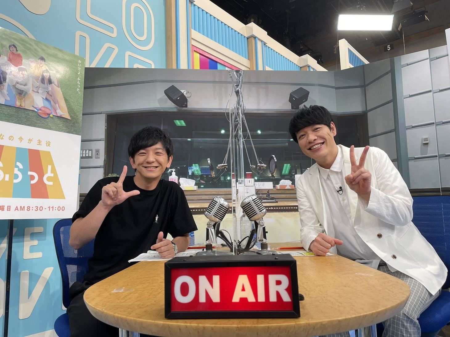 「ラヴィット！」の特設ラジオブースから「パンサー向井の#ふらっと」のオープニングを届けた、パンサー向井（左）、麒麟・川島（右）。