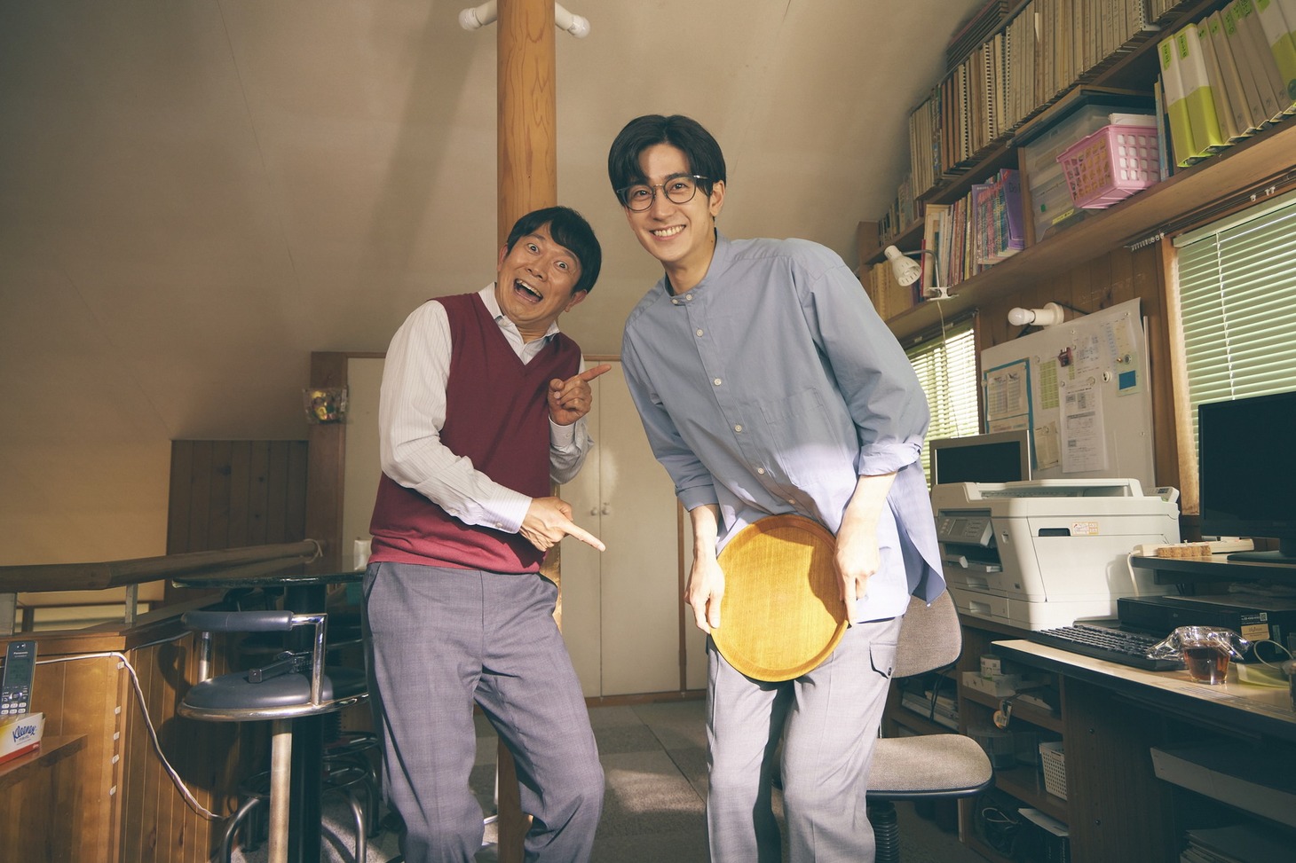 「木曜劇場『純愛ディソナンス』」第1話ゲストのアキラ100%（左）と主演の中島裕翔（右）。(c)フジテレビ