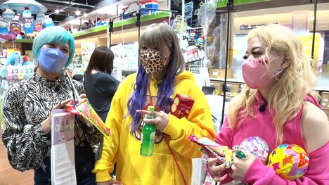 左から、ぱーてぃーちゃんの信子ときょんちぃ、エルフ荒川。(c)HBC