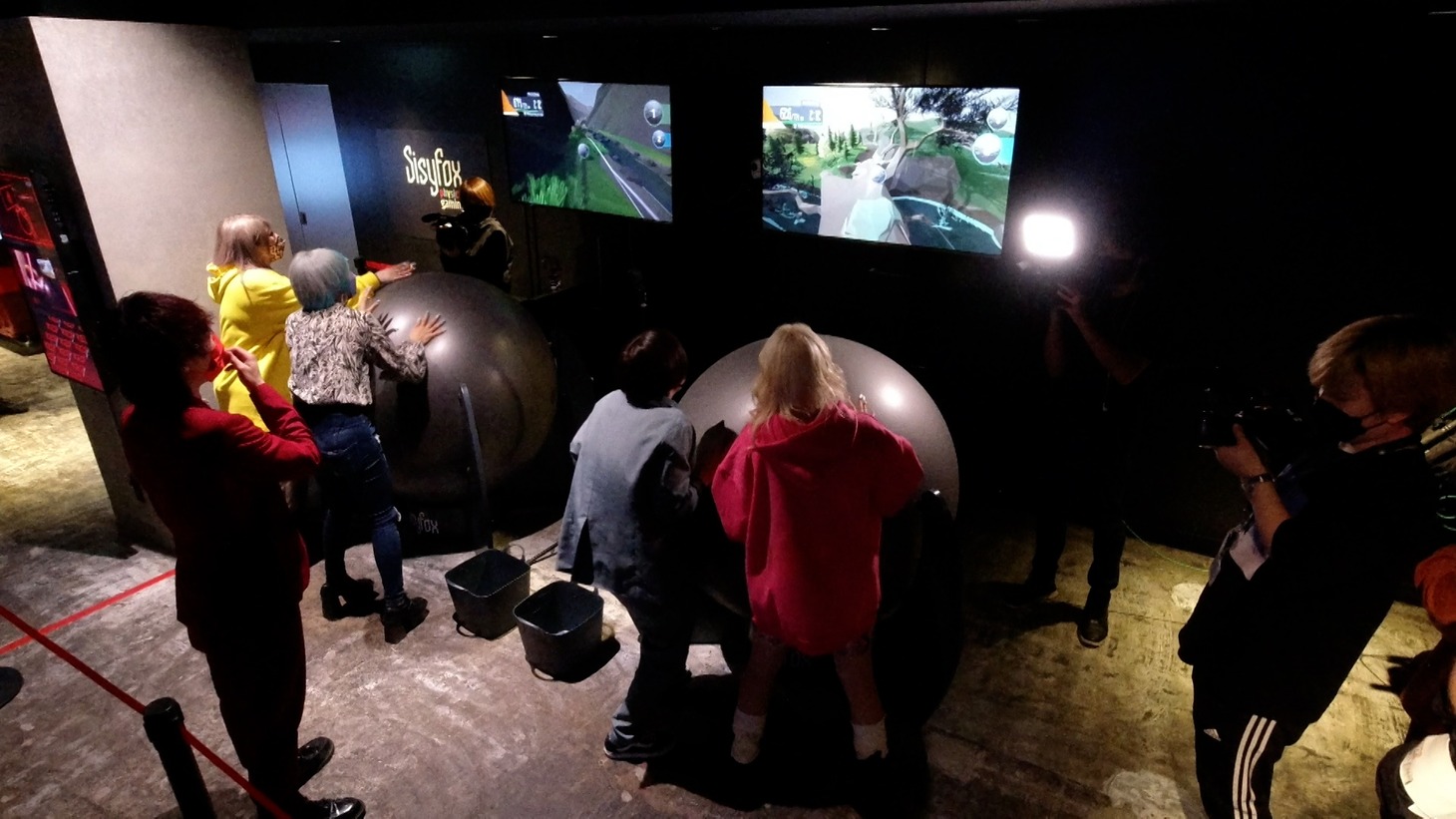 2組がVRゲームで対決する様子。(c)HBC