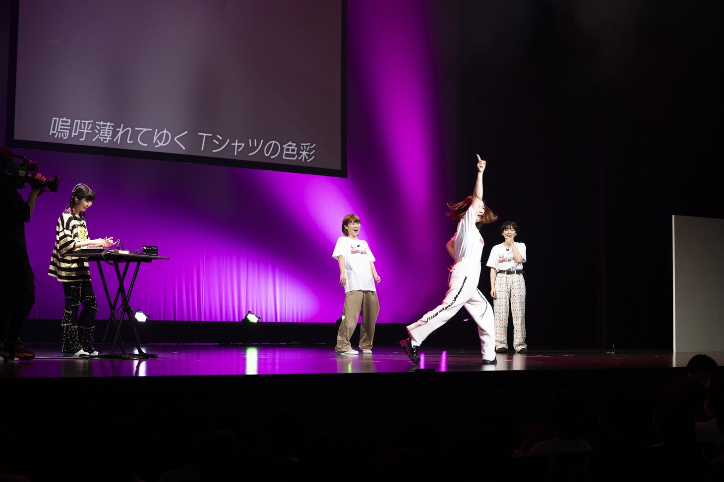 番組テーマソング「T.O.G.E.～トゲトゲのテーマ feat.MPC GIRL USAGI」特別版が披露された様子。