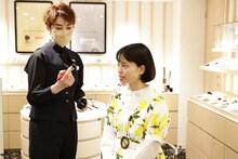 熊野筆を使ってメイクを施してもらうぼる塾はるか（右）。