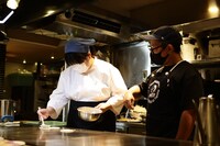 お好み焼きを作るぼる塾あんり（左）。