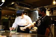 お好み焼きを作るぼる塾あんり（左）。