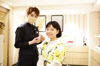 熊野筆を使ってメイクを施してもらうぼる塾はるか（右）。