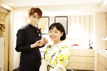 熊野筆を使ってメイクを施してもらうぼる塾はるか（右）。