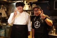 お好み焼きを作るぼる塾あんり（左）。