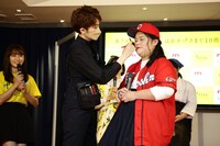 熊野筆を使ってメイクを施してもらうぼる塾・田辺。