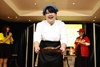 お好み焼きを作ったぼる塾あんり。