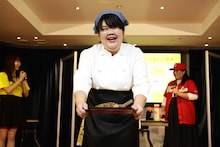 お好み焼きを作ったぼる塾あんり。