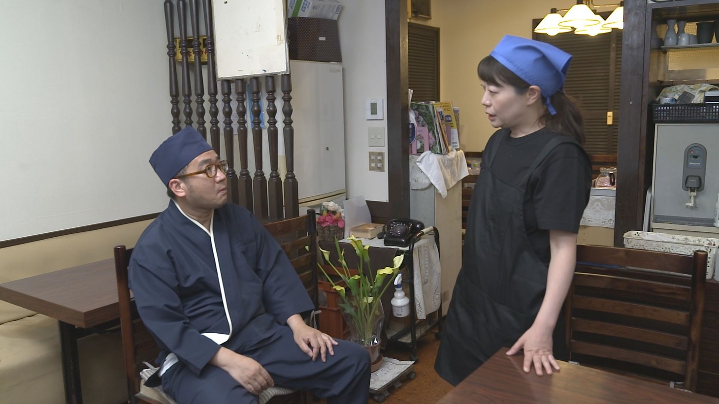 実際の夫婦でもある（左から）なすなかにし中西、梅小鉢・高田。(c)HBC
