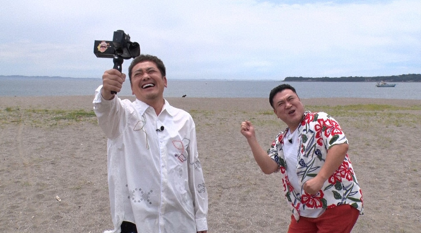 左からくりぃむしちゅー有田、アンタッチャブル山崎。(c)日本テレビ