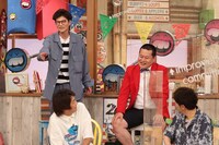 モグライダー、ネプチューン堀内（前列左）、陣内智則（前列右）。(c)フジテレビ