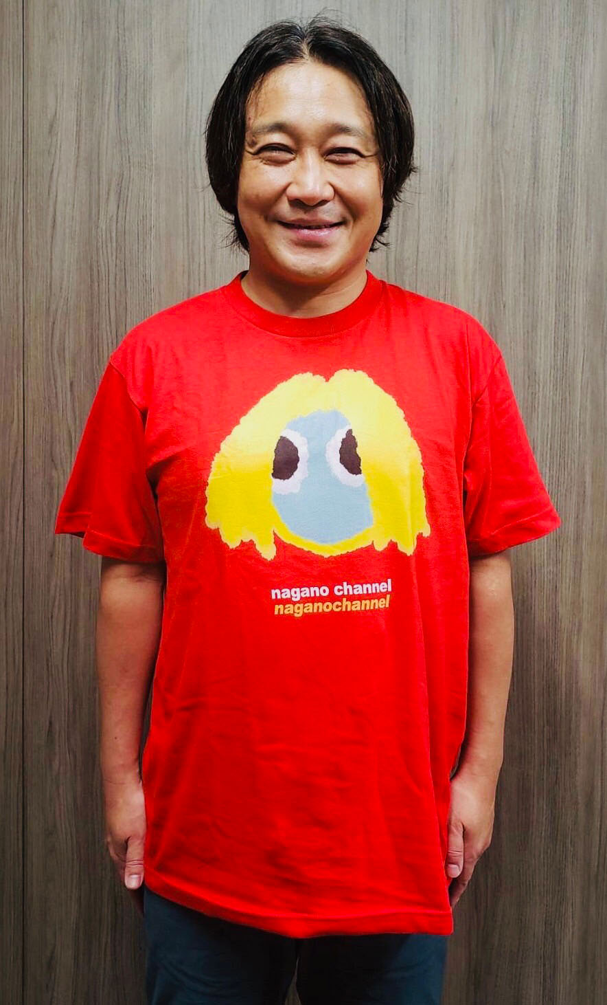 永野スクリームTシャツ（赤）を着用した永野。