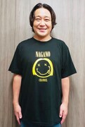 永野スマイルTシャツを着用した永野。
