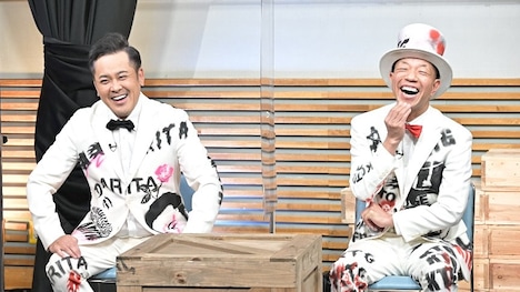 左から、くりぃむしちゅー有田、バイきんぐ小峠。(c)TBS